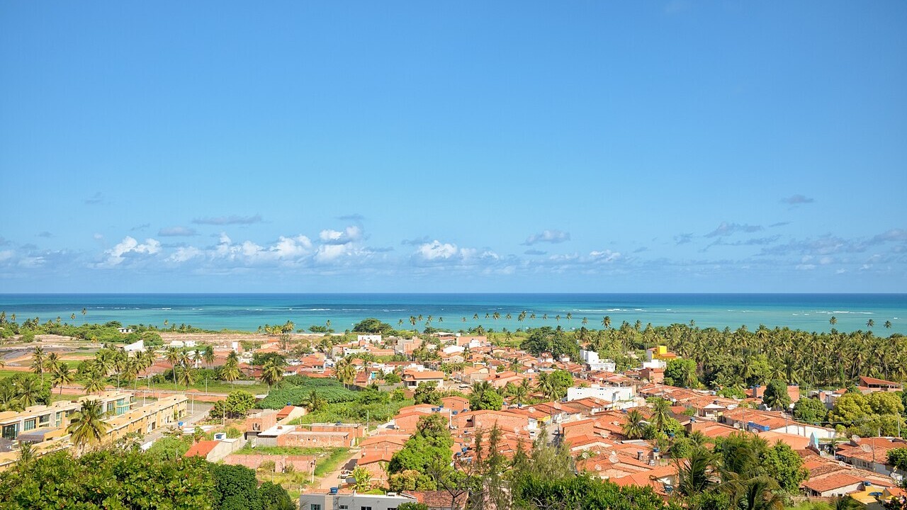 O principal atrativo da região é o comportamento das marés. Durante a lua cheia e a lua nova, o mar recua até 300 metros da linha d'água, o que expõe bancos de areia e forma piscinas naturais entre os recifes de corais. Em contrapartida, a maré alta cobre quase toda a faixa de areia em alguns trechos.