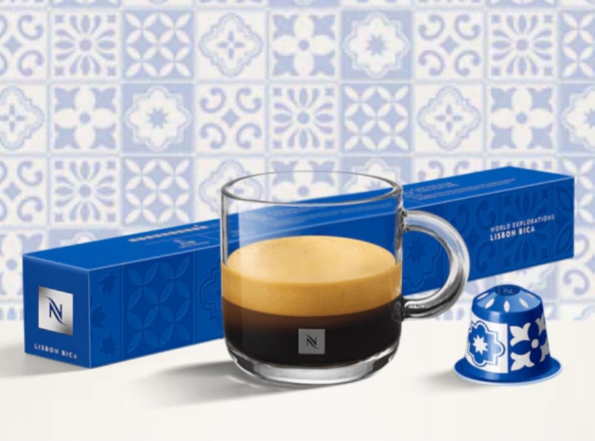 A cápsula Lisbon Bica, da linha World Explorations da Nespresso, foi lançada em edição limitada para homenagear a cultura portuguesa. Seu desenho faz referência aos tradicionais azulejos que decoram fachadas, igrejas e outros edifícios históricos de Portugal. -  (crédito: Divulgação )