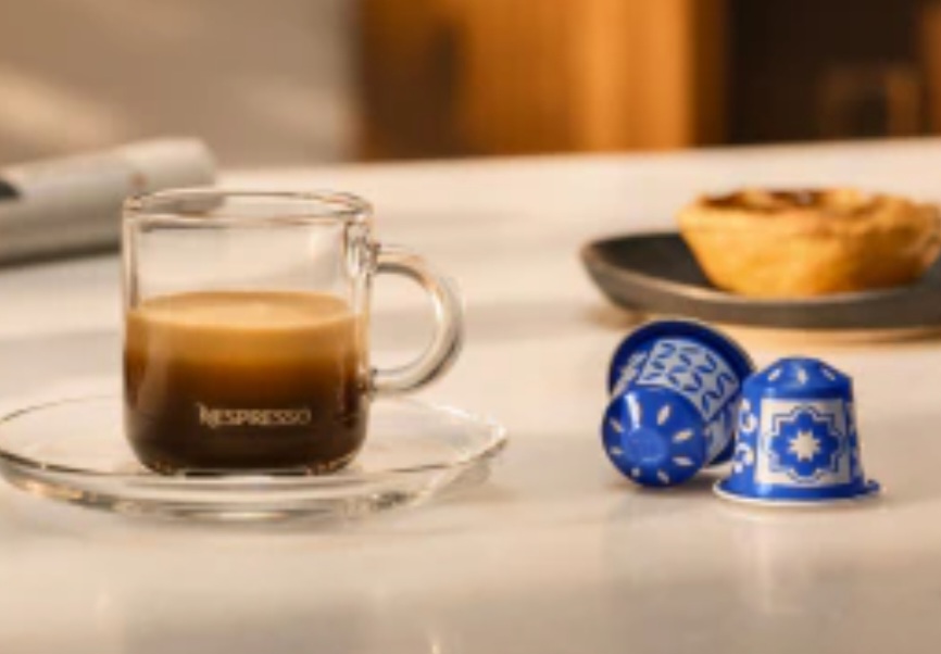 A Nespresso escolheu um padrão inspirado na azulejaria portuguesa para decorar a cápsula Lisbon Bica. Segundo a empresa, o objetivo foi unir a tradição do café português a um dos elementos visuais mais marcantes de Lisboa.