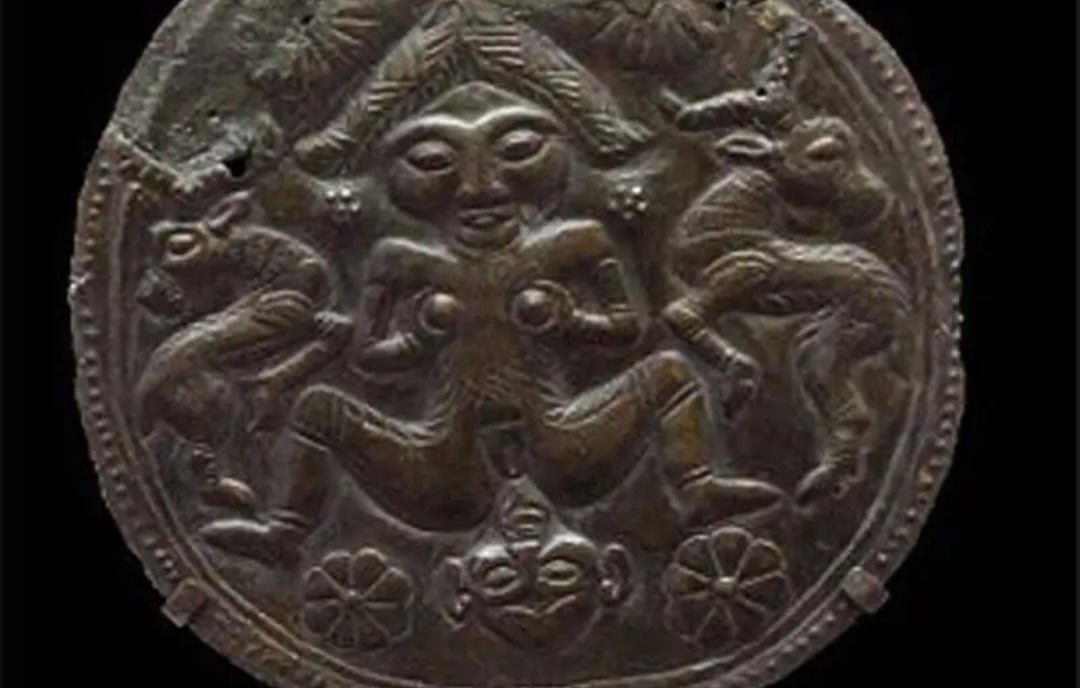 No Irã, uma placa de bronze datada entre 1500 a.C. e 700 a.C. retrata dois íbex ao lado de uma mulher em trabalho de parto. A cena remete às antigas tradições artísticas do período neolítico e ao simbolismo da fertilidade.
