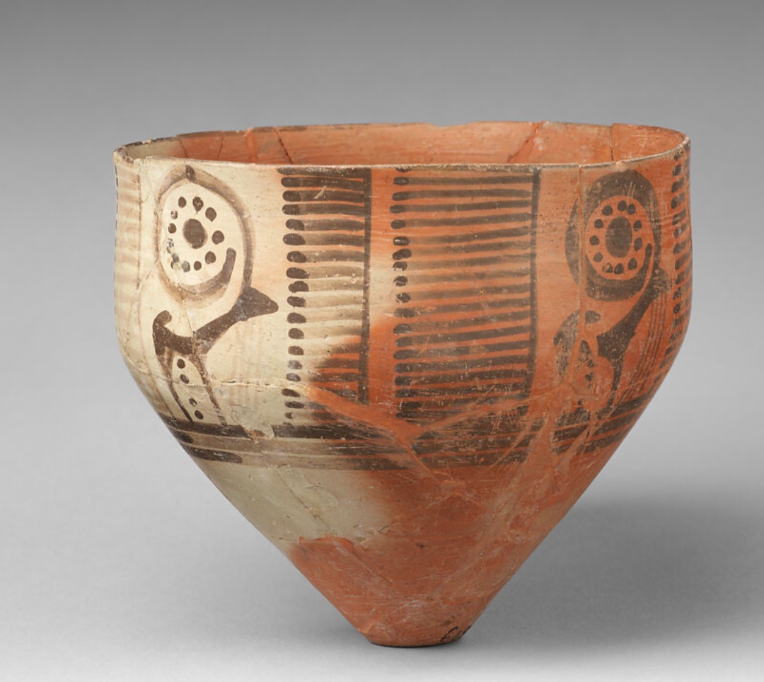 O íbex também aparece em cerâmicas, gravuras rupestres e peças de metalurgia encontradas em sítios como Tall-i-Bakun, Tepe Hissar e Susa. Nessas culturas, o animal manteve seu simbolismo por milhares de anos.