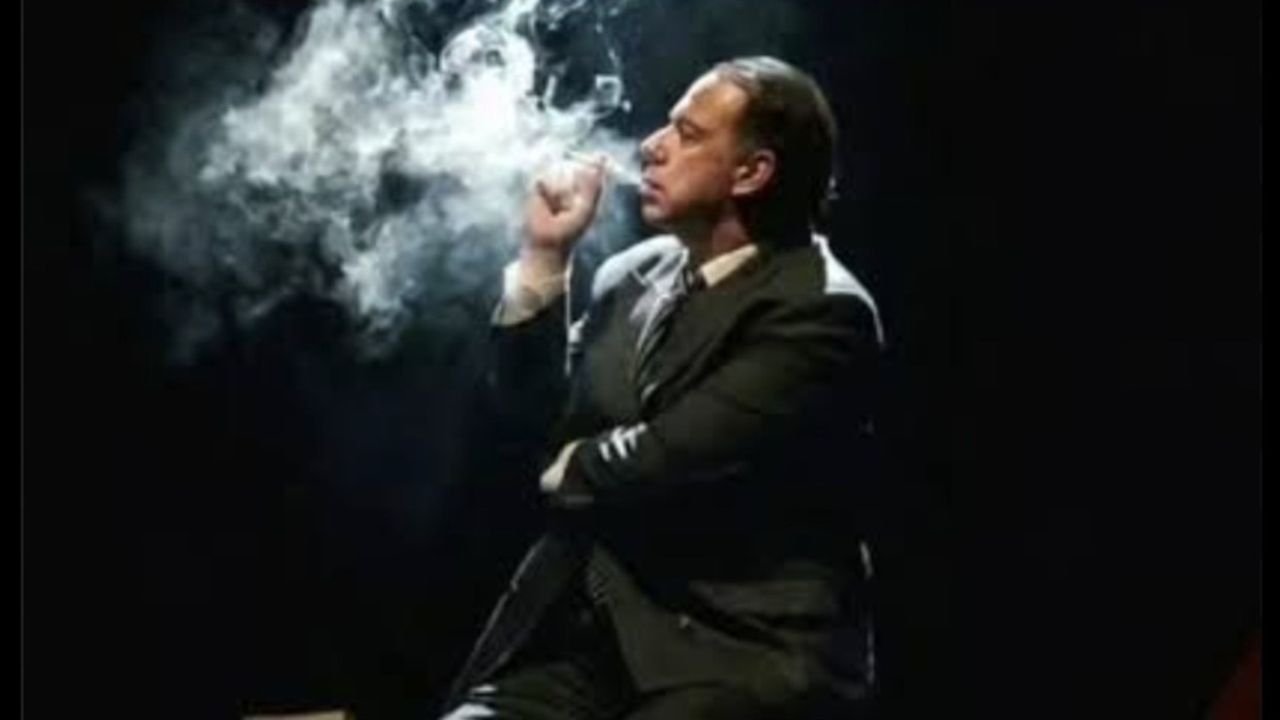 Com dramaturgia de Carlos Jardim, o espetáculo reúne trechos de entrevistas, crônicas e peças do autor para apresentar seu pensamento sobre temas como amor, adultério, política, futebol e teatro. O texto evidencia como as reflexões do dramaturgo continuam atuais e dialogam com diferentes gerações.
