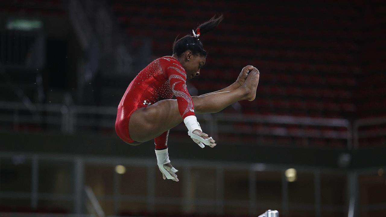 Ela chamou a atenção do mundo pela primeira vez em 2013, aos 16 anos, ao conquistar dois títulos no Campeonato Mundial, entre eles o individual geral. Sua estreia olímpica ocorreu no Rio de Janeiro, em 2016, quando se consolidou como uma das grandes referências do esporte.

