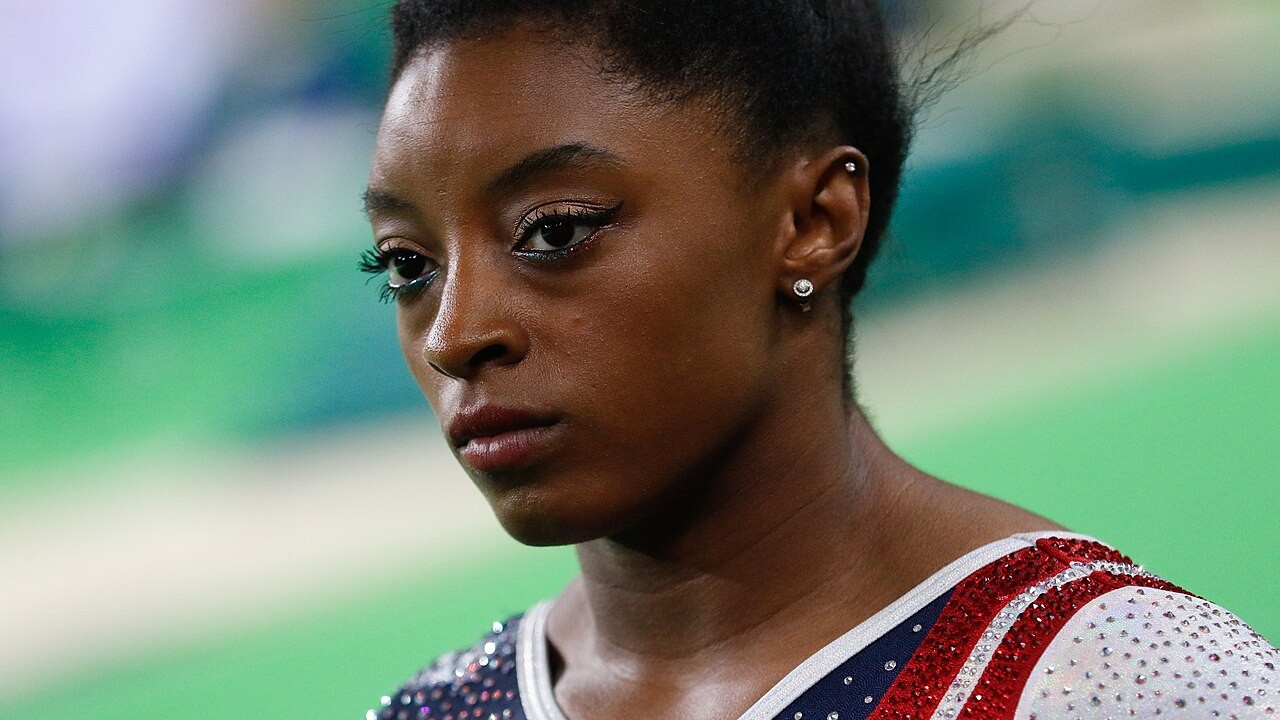 Nos Jogos de Tóquio, em 2021, Biles surpreendeu o mundo ao se retirar das finais por equipe e individual geral para priorizar sua saúde mental. A atleta explicou, depois, que sofria com os chamados 