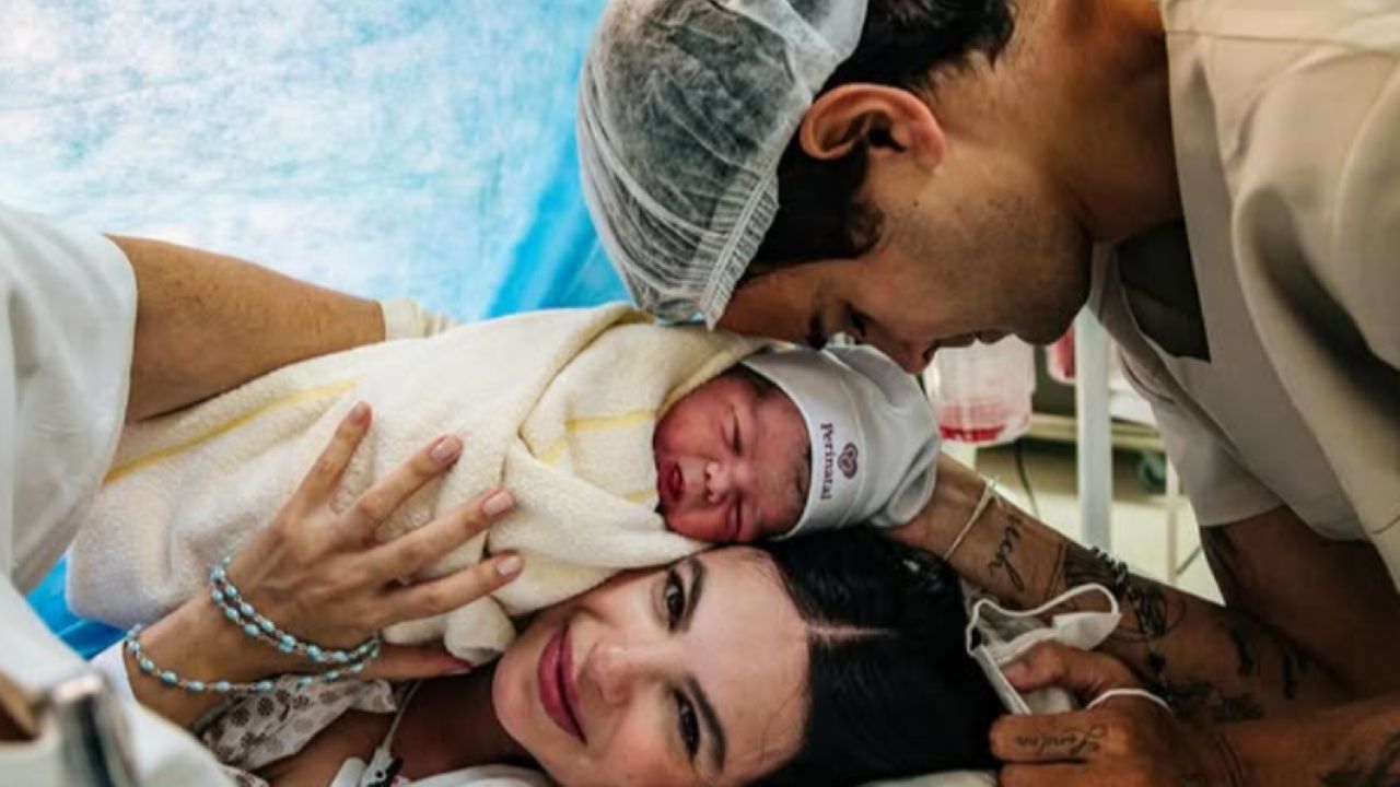 Vale lembrar que, ainda em junho, Sthefany contou que optou por fazer uma laqueadura durante o parto de Filippo. Ela explicou que a decisão foi tomada porque já considerava a família completa com três filhos e não pretende ter mais filhos. Por isso, decidiu aproveitar a cesárea programada para realizar o procedimento.

