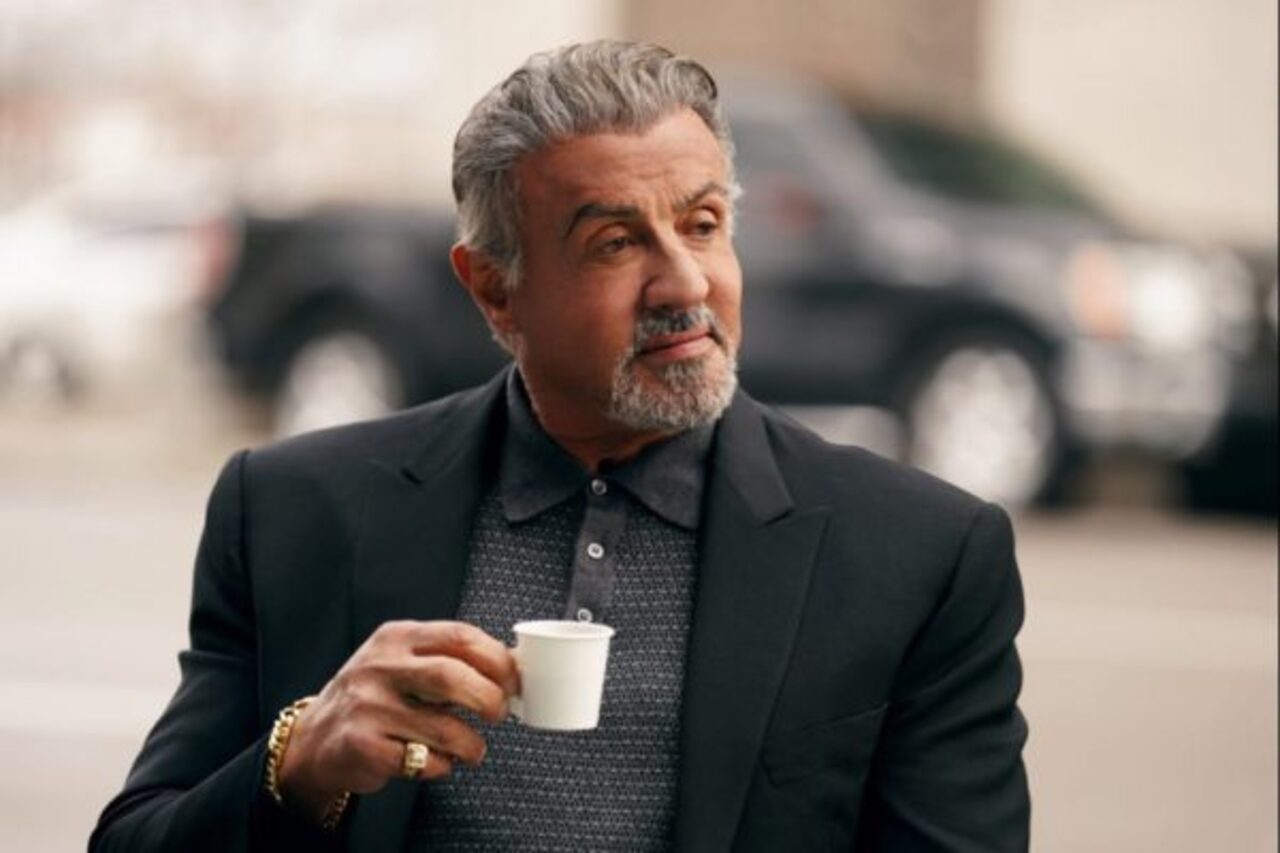 Sylvester Stallone nasceu em 6 de julho de 1946, em Nova York. Complicações durante o parto provocaram uma lesão em um nervo facial, deixando como sequela a paralisia parcial do lado esquerdo do rosto e a fala característica que se tornaria uma de suas marcas registradas. Antes da fama, enfrentou dificuldades financeiras e passou por diversos trabalhos temporários enquanto tentava conquistar espaço como ator, convivendo durante anos com sucessivas recusas da indústria.
