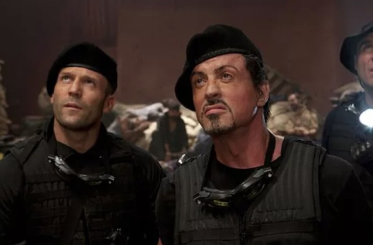 Stallone também liderou a franquia “Os Mercenários”, reunindo grandes nomes do cinema de ação em produções voltadas aos fãs do gênero. Ao longo da carreira, ele ainda estrelou filmes como “O Demolidor”, “Risco Total”, “Cop Land”, “Falcão – O Campeão dos Campeões” e “Tango & Cash – Os Vingadores”. 
