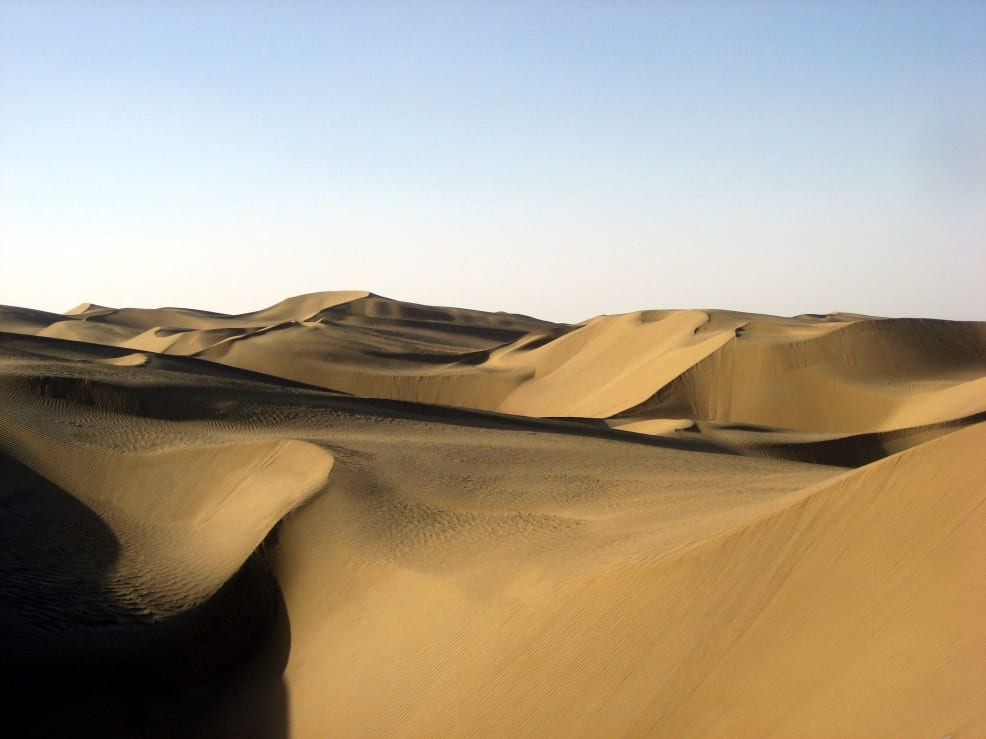 Um dos ambientes mais inóspitos e perigosos da Rota da Seda ganhou destaque por ter passado por uma transformação histórica e tecnológica impressionante. Trata-se do Deserto de Taklamakan, na China, um dos lugares mais áridos do mundo -  (crédito: Pravit wikimedia commons)