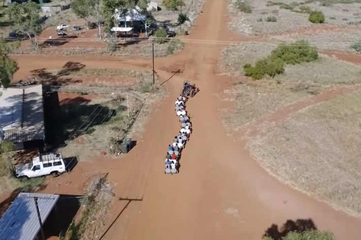 Tambores velhos viram transporte escolar e mudam a rotina de crianças em comunidade remota da Austrália – Reprodução/YouTube