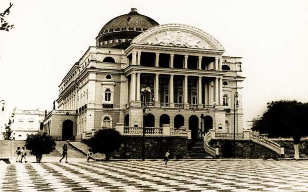 Os edifícios foram construídos no auge do chamado “Ciclo da Borracha”, período de forte crescimento econômico na Região Norte durante o século 19. O Theatro da Paz foi inaugurado em 1878, em Belém, capital do Pará, enquanto o Teatro Amazonas abriu as portas em 1896, em Manaus, capital do Amazonas. Ambos simbolizam a prosperidade vivida pela região naquela época.
