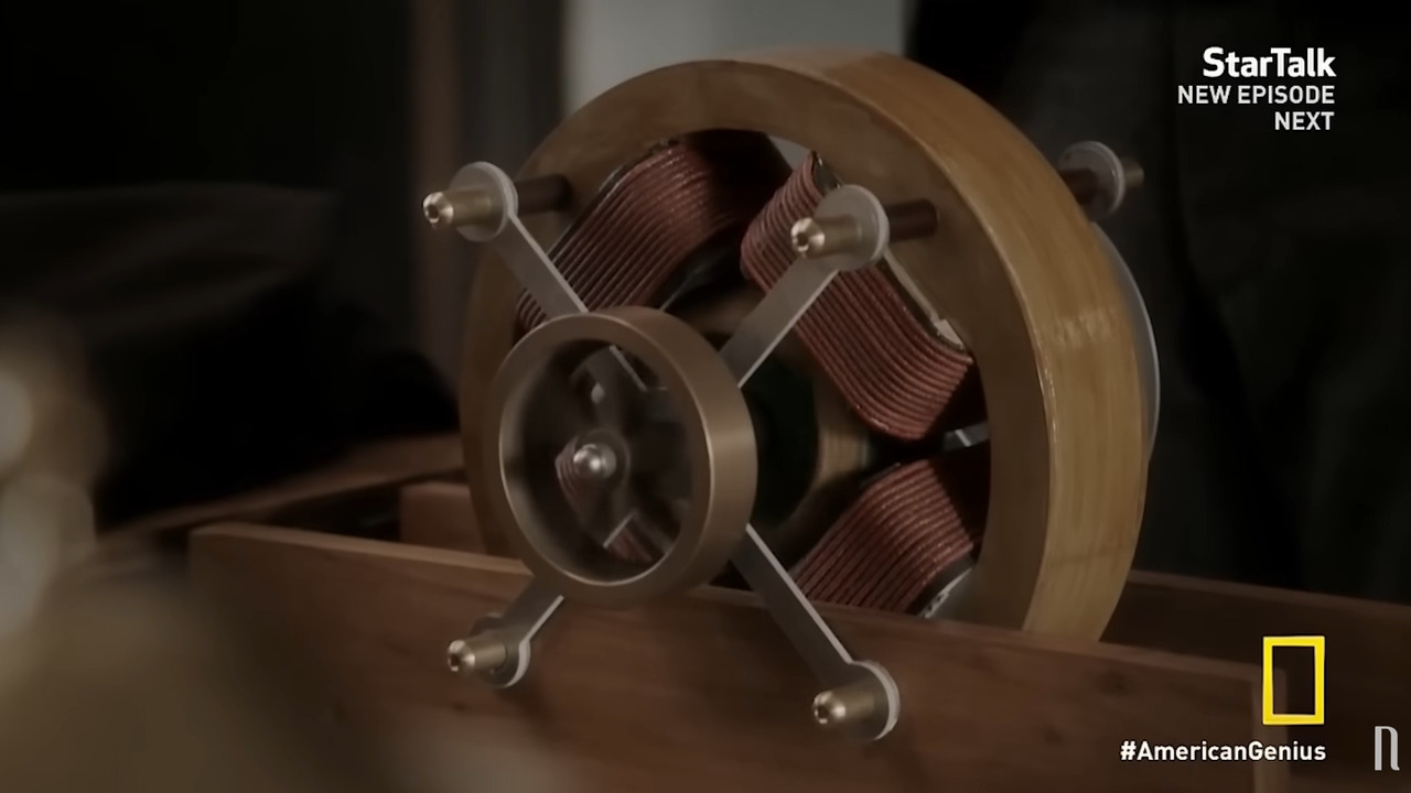 Um exemplo é o motor de indução, apresentado por Tesla em 1888. Diferentemente dos motores elétricos da época, que dependiam de comutadores e escovas sujeitos a desgaste, o motor de indução funcionava por meio de campos magnéticos rotativos. Outro exemplo é a turbina Tesla, patenteada em 1913, que utilizava discos lisos em vez de pás para gerar movimento, um conceito considerado inovador para a época.
