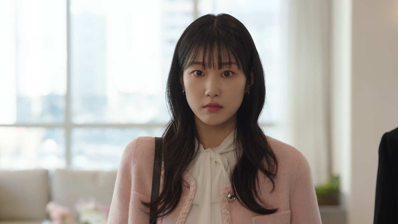 Ha Yoon-kyung vive Kang Ha-ri, uma advogada em início de carreira que se une a Hae-gang no plano envolvendo o fundo de reserva do condomínio. A atriz já havia atuado em papéis coadjuvantes em produções como 