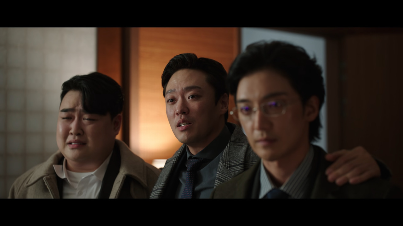 Moon So-ri interpreta Jang Suk-jin, uma moradora de destaque no condomínio cujos embates com Hae-gang geram parte do conflito cômico da série. Park Byung-eun vive Lee Chung-won, outro personagem central nas disputas internas do prédio e muitos outros nomes completam o elenco. 
