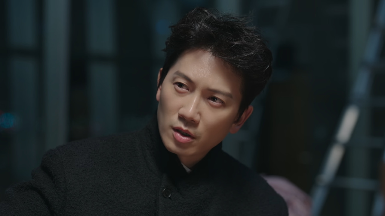 Ji Sung interpreta o protagonista Park Hae-gang em sua primeira participação em uma produção original da Netflix. O ator é conhecido por papéis em dramas como 
