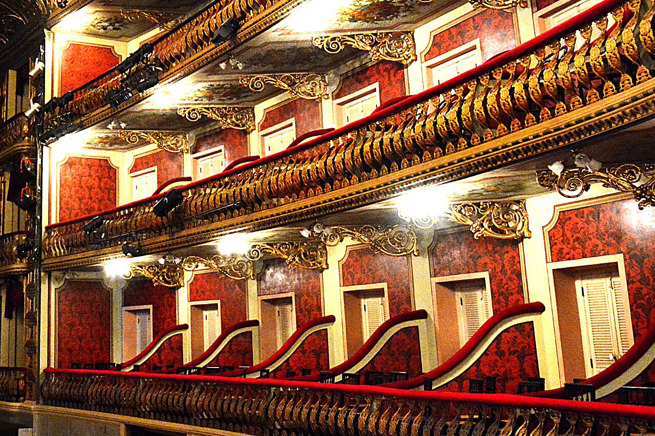 Do ponto de vista arquitetônico, os teatros reúnem elementos importados da Europa, com inspiração em importantes palcos de França e Itália, e materiais típicos da floresta amazônica, formando uma identidade singular que combina referências cosmopolitas e características regionais. Idealizados durante a Belle Époque (1871 - 1914) por uma elite influenciada pelos padrões do Velho Continente e erguidos por trabalhadores locais, os espaços ampliaram sua vocação ao longo do tempo.
