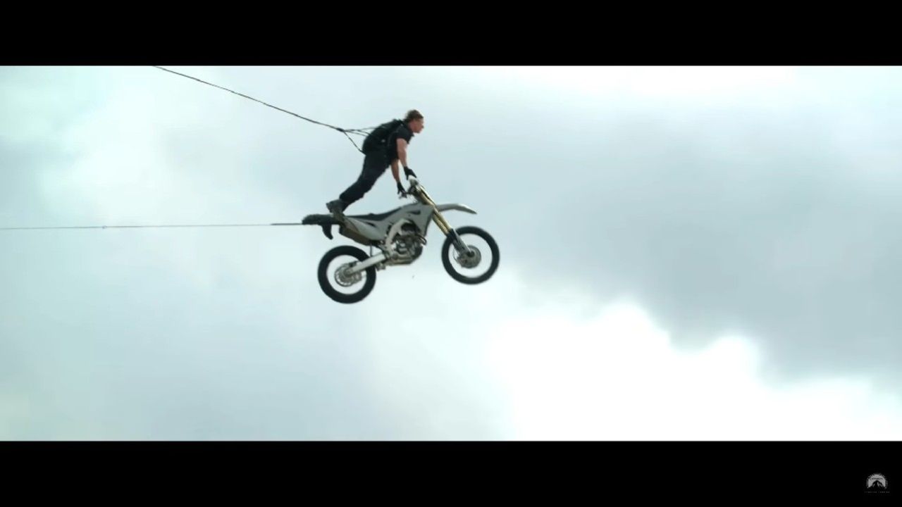 Tom Cruise também é conhecido por realizar todas as suas cenas de ação, mesmo as mais arriscadas. Entre elas estão a cena em que se pendura do lado de fora de um avião em voo, o salto de moto de um penhasco e pilotar aviões. Inclusive, durante as gravações de 