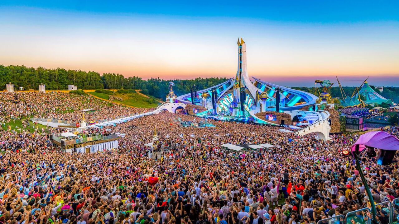 O Tomorrowland é um festival de música eletrônica criado em 2005 pelos irmãos belgas Manu e Michiel Beers e é realizado anualmente em Boom, na Bélgica. O evento reúne line-ups que somam centenas de DJs distribuídos em múltiplos palcos cenográficos, com cada edição definida por um tema próprio e geralmente dividida em dois fins de semana consecutivos.
