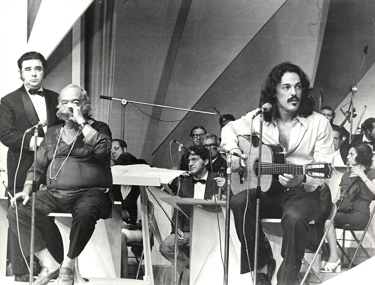 O momento mais marcante de sua trajetória ocorreu com a parceria com o poeta, diplomata e compositor Vinicius de Moraes. Durante cerca de uma década, os dois produziram dezenas de canções que entraram para a história da MPB, como 