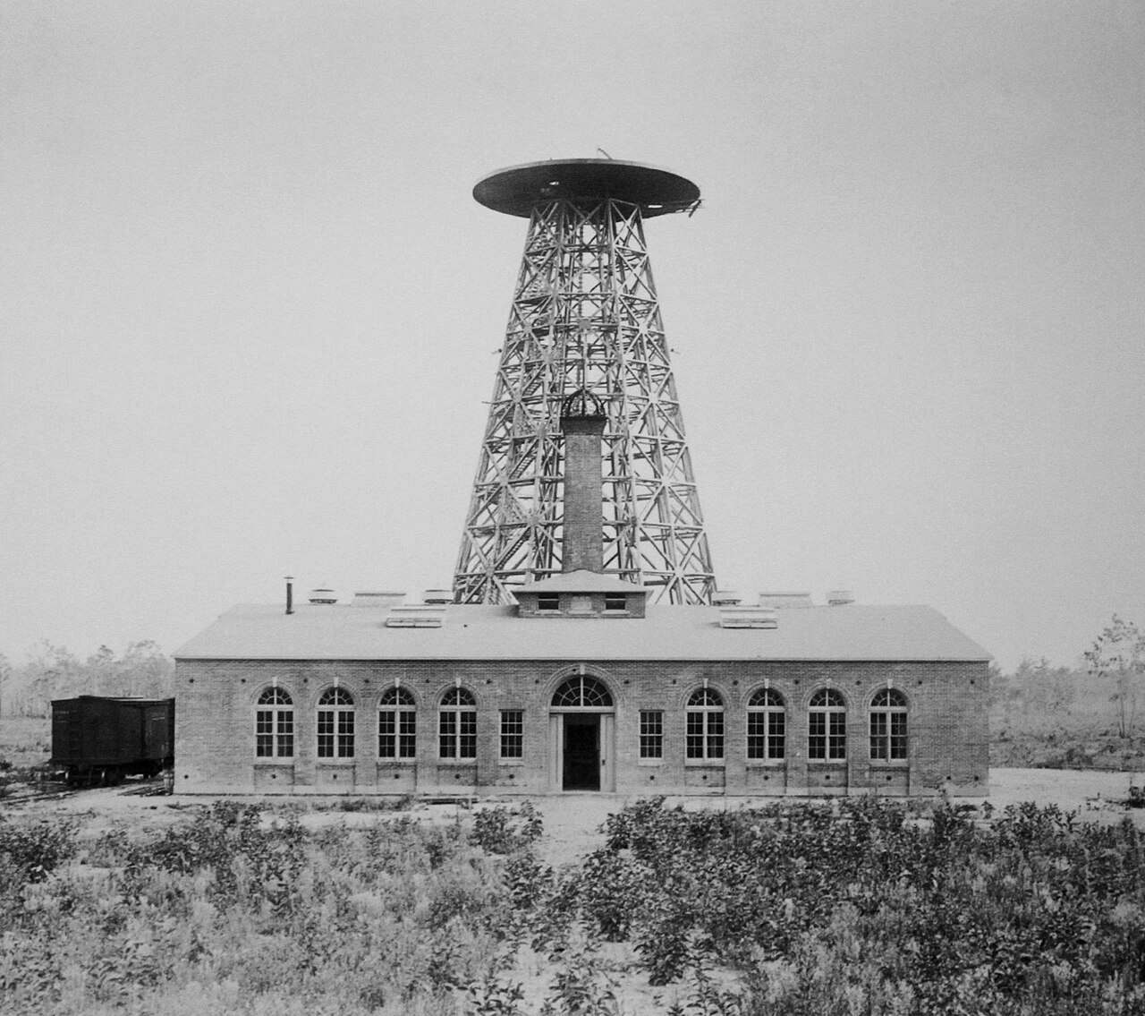 A Torre Wardenclyffe, construída em Long Island, Nova York, entre 1901 e 1902, representou a tentativa mais ambiciosa de Tesla de transmitir energia e comunicação sem fio em escala global. O projeto, financiado inicialmente pelo banqueiro J.P. Morgan, não conseguiu atrair o investimento necessário para ser concluído. A torre acabou sendo demolida em 1917.
