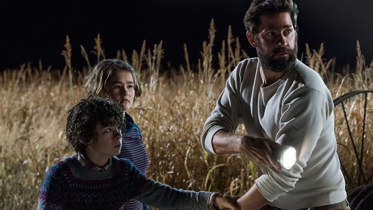Os filmes se passam em um mundo invadido por criaturas alienígenas cegas que localizam suas presas e caçam pelo som. A trama acompanha a família Abbott, que precisa viver em silêncio absoluto para sobreviver. A sinopse de 