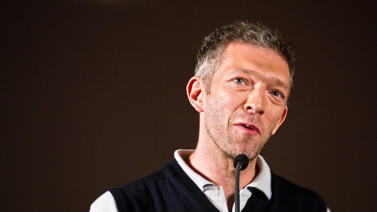Vincent Cassel, por sua vez, soma mais de três décadas de carreira no cinema e é considerado um dos principais atores franceses de sua geração. Ele venceu o prêmio César de Melhor Ator em 2009, por sua atuação em 