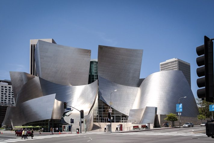 Walt Disney Concert Hall (Los Angeles, EUA) – Wikimedia Commons/Visitor7