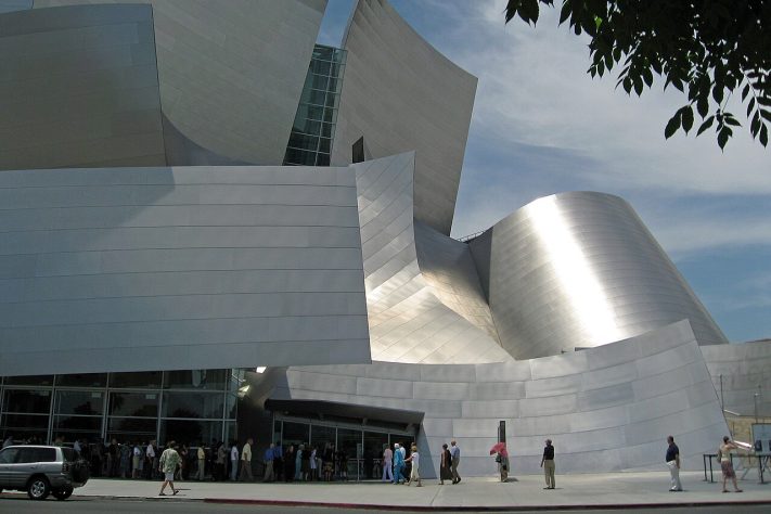 Walt Disney Concert Hall (Los Angeles, EUA) – Wikimedia Commons/Thomas Schoch