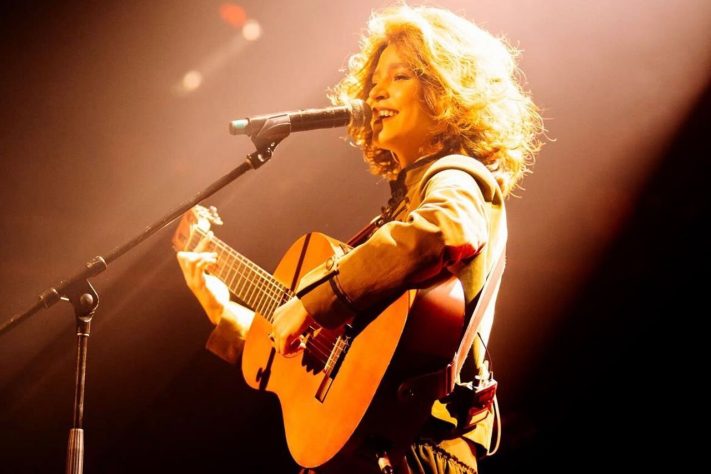 Cantora goiana Maria Froes faz sucesso no exterior com músicas que misturam diversos estilos – Reprodução @froesmari
