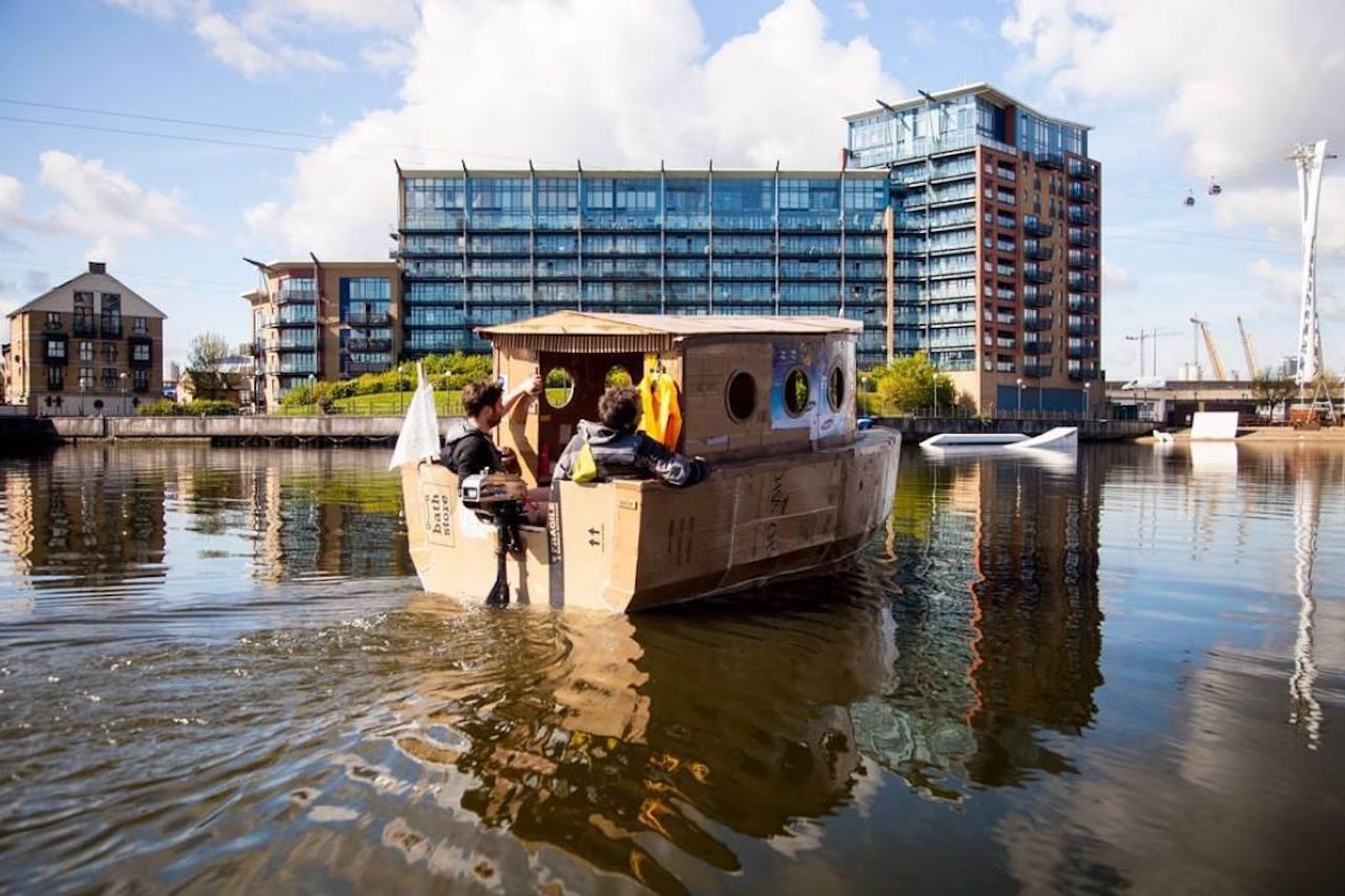 O lançamento ocorreu pouco antes de sua exibição no evento britânico Grand Designs Live, dedicado a projetos inovadores de arquitetura e construção. Durante a demonstração, a embarcação permaneceu estável, flutuou sem dificuldades e percorreu parte do rio, comprovando que o conceito podia funcionar na prática.