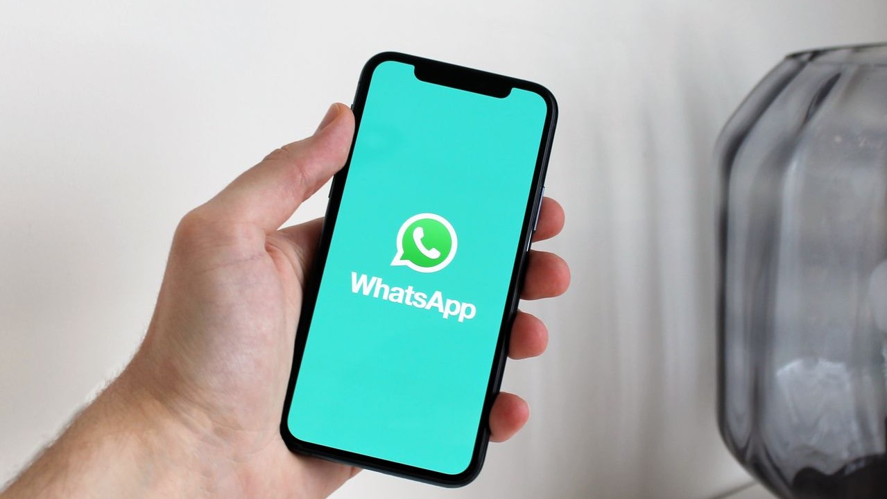 Em seguida, o usuário pode escolher gerar um código, que será exigido caso alguém tente entrar em contato pela primeira vez. É dizer, para iniciar uma conversa por esse caminho, a outra pessoa precisa saber exatamente qual é o identificador e o código. Desse modo, é possível ter um controle maior sobre quem pode enviar a primeira mensagem.
