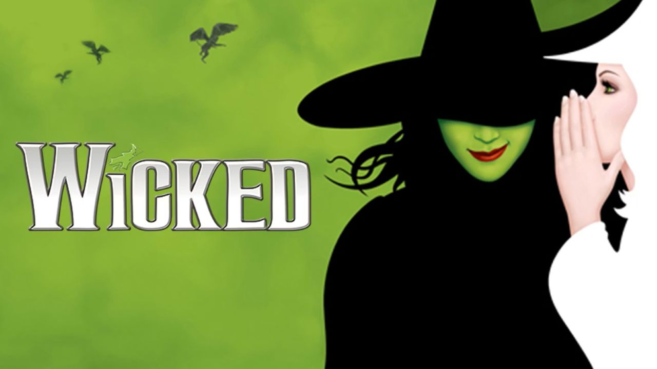 Na Broadway, a montagem original foi estrelada por Idina Menzel como Elphaba e Kristin Chenoweth no papel de Glinda, com trilha sonora composta por Stephen Schwartz. O espetáculo é um dos maiores sucessos do teatro musical americano e segue em cartaz no Gershwin Theatre até hoje, figurando entre os espetáculos mais longevos da Broadway. Também conquistou três prêmios Tony e um Grammy.