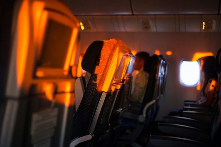 Avião, interior, foto NEUTRA – Aleksei Zaitcev/Unsplash