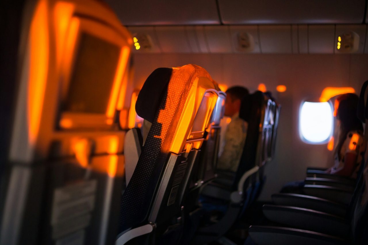 A capacidade será reduzida para cerca de 238 passageiros, distribuídos entre quatro classes, o que permitirá maior conforto durante trajetos superiores a 20 horas. O projeto também prevê revezamento entre os pilotos e áreas destinadas a caminhadas e alongamentos dentro da cabine.