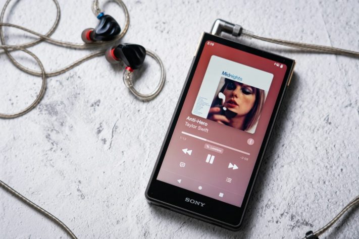 Tendência nos anos 1980 e 1990, aparelhos 'walkman' voltam a ser destaque entre os mais jovens – Amanz/Unsplash