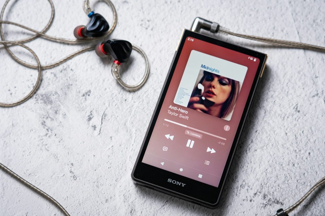 Entre os modelos disponíveis atualmente, alguns preservam a aparência dos antigos Walkmans, mas acrescentam funções modernas que facilitam o uso cotidiano. Outros são voltados à digitalização de coleções antigas, permitindo preservar gravações pessoais em formato digital.