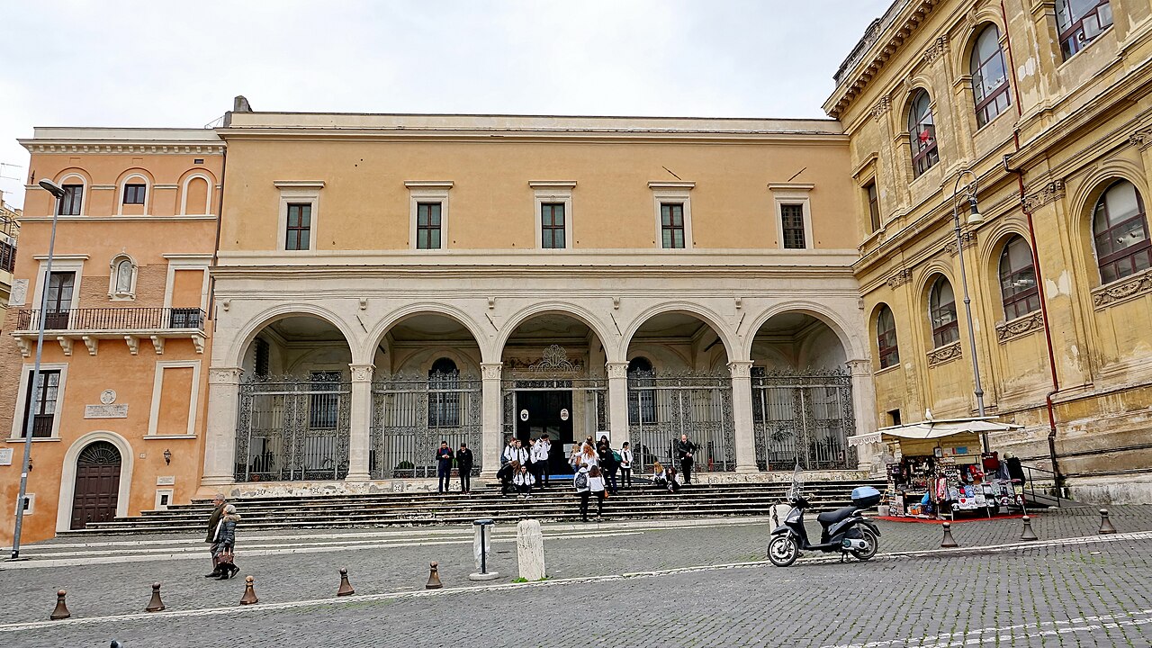 A Basílica de San Pietro in Vincoli também possui grande relevância histórica e religiosa. Sua origem remonta ao século 5, quando foi construída para abrigar as correntes que, segundo a tradição cristã, prenderam o apóstolo Pedro durante seu encarceramento em Jerusalém e, posteriormente, em Roma. O nome 