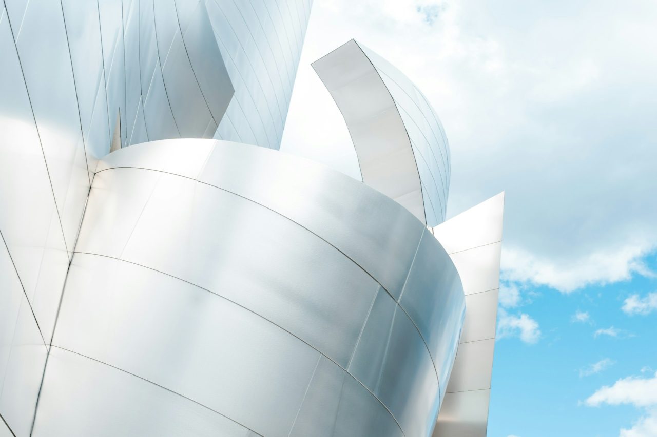 O restante da fachada permaneceu intacto, o que preservou o conceito arquitetônico idealizado por Gehry. Segundo o Los Angeles Times, a intervenção resolveu o problema sem comprometer a identidade visual da construção.