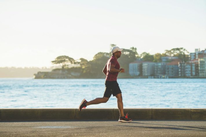 Homem correndo, atividade física, exercício – Chander R/Unsplash