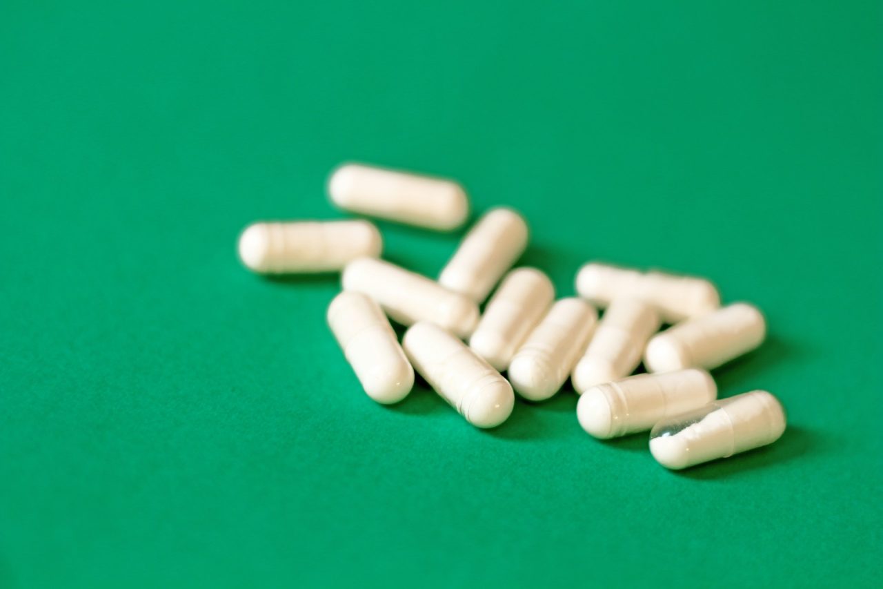 Estudos também apontam benefícios relacionados ao descanso. Uma revisão científica publicada em 2021 mostrou que adultos com mais de 50 anos que consumiram suplementos de magnésio adormeceram, em média, cerca de 17 minutos antes daqueles que receberam placebo.