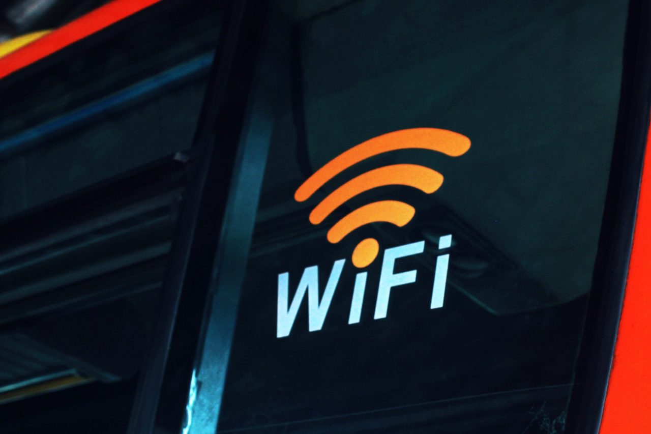 Além disso, mesmo sem interferências físicas, o desempenho da rede cai quando muitos dispositivos utilizam a internet ao mesmo tempo. Conhecer esses obstáculos permite identificar a origem de diversos problemas e adotar soluções simples antes de concluir que a falha está apenas no provedor.