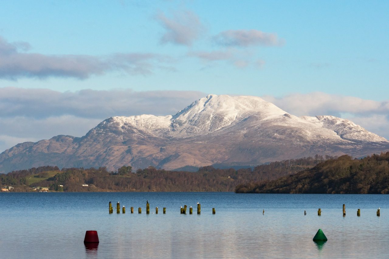 Em dias de céu limpo, a vista alcança montanhas, lagos e vales das Terras Altas escocesas. Além da importância turística, a Ben Nevis também possui grande valor histórico, científico e ambiental, um verdadeiro ícone da herança natural e do montanhismo no Reino Unido.