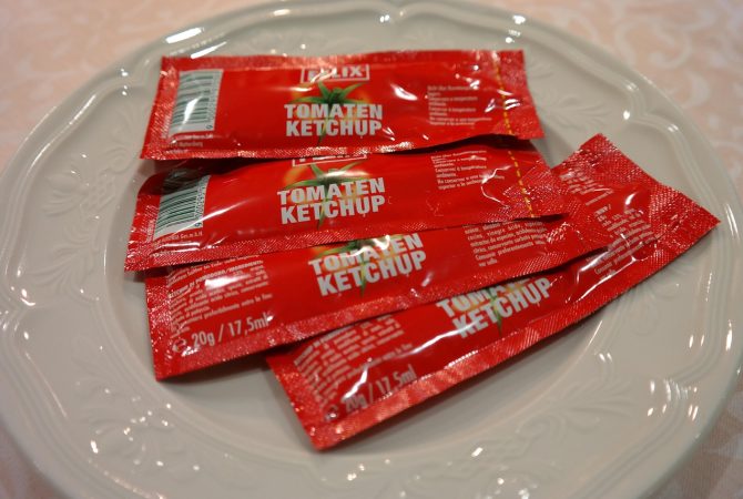 Fim dos sachês de ketchup: regulamento europeu obriga estabelecimentos a abandonar embalagens descartáveis