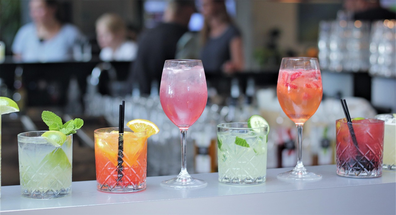 Existem combinações que se tornaram clássicas
Gin com tônica, rum com hortelã e limão, tequila com limão, vodka com frutas cítricas e uísque com bitters estão entre as misturas que atravessaram gerações e continuam fazendo sucesso em bares de diversos países.
