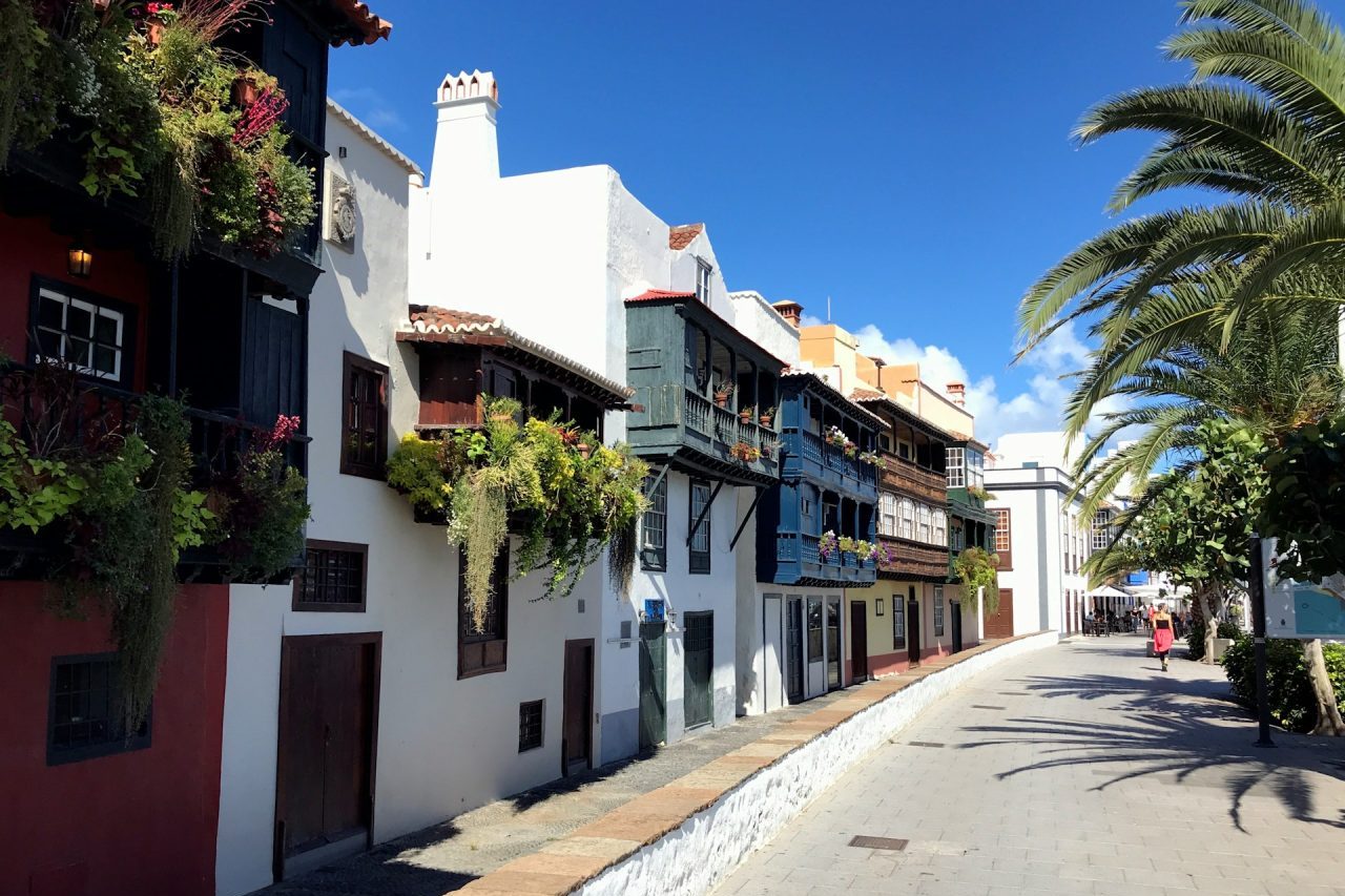 Além disso, as águas entre Tenerife e La Gomera também atraem visitantes interessados em observar golfinhos e baleias, já que a região abriga uma das maiores populações residentes de cetáceos da Europa. Mesmo quem não pretende se hospedar em um resort de luxo encontra hotéis boutique, acomodações rurais e apartamentos de temporada espalhados pela região.