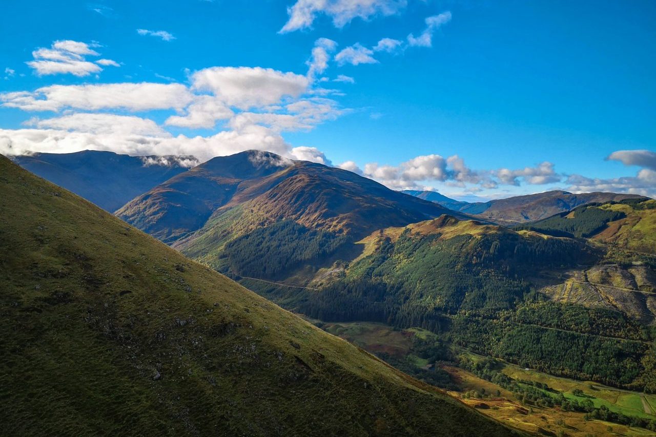 A Ben Nevis é a montanha mais alta do Reino Unido, com 1.345 metros de altitude, e fica nas Terras Altas da Escócia, perto da cidade de Fort William. O local atrai centenas de milhares de visitantes todos os anos, entre caminhantes experientes e turistas que desejam conhecer uma das paisagens mais famosas do país. -  (crédito: Migle Siauciulyte/Unsplash)