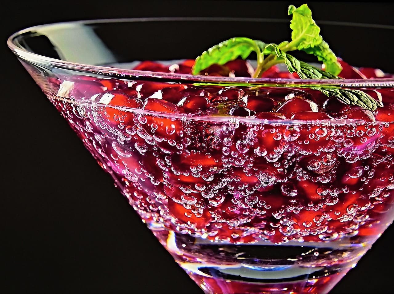 A quantidade de álcool varia bastante
Embora muitas receitas utilizem entre 40 e 60 ml de destilado, alguns cocktails levam doses maiores ou combinam mais de uma bebida alcoólica. O teor final depende da receita e dos demais ingredientes utilizados.