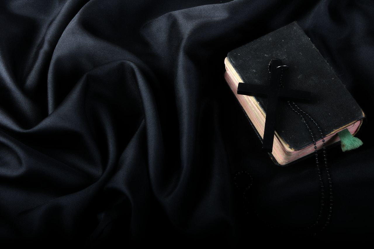 Embora frequentemente retratado em produções de cinema e televisão, o exorcismo é um ritual pouco comum dentro da Igreja Católica e segue regras bastante rígidas. Antes de qualquer autorização, cada caso passa por uma análise criteriosa, que inclui a colaboração de profissionais de áreas como medicina e psicologia.