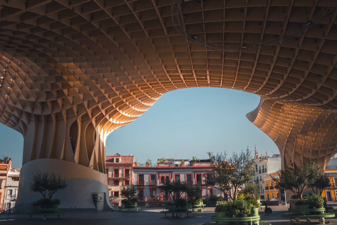 O contraste entre o desenho moderno das Setas de Sevilla e a arquitetura histórica ao redor se tornou uma das imagens mais marcantes da cidade de Sevilha. O espaço também recebe eventos culturais, apresentações artísticas e atividades ao ar livre, reforçando seu papel como um dos principais pontos de encontro de moradores e visitantes. 