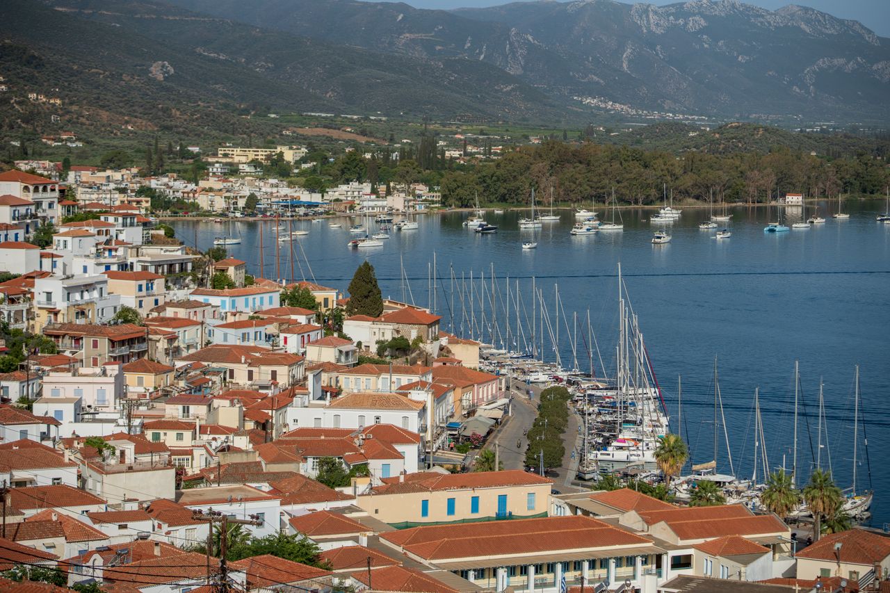 Apesar do tamanho modesto, a Ilha de Ítaca reúne paisagens montanhosas, enseadas de águas cristalinas, pequenas vilas e praias tranquilas que atraem visitantes em busca de natureza e história. A capital, Vathy, se destaca pelo porto cercado por colinas e pelas construções de estilo tradicional.