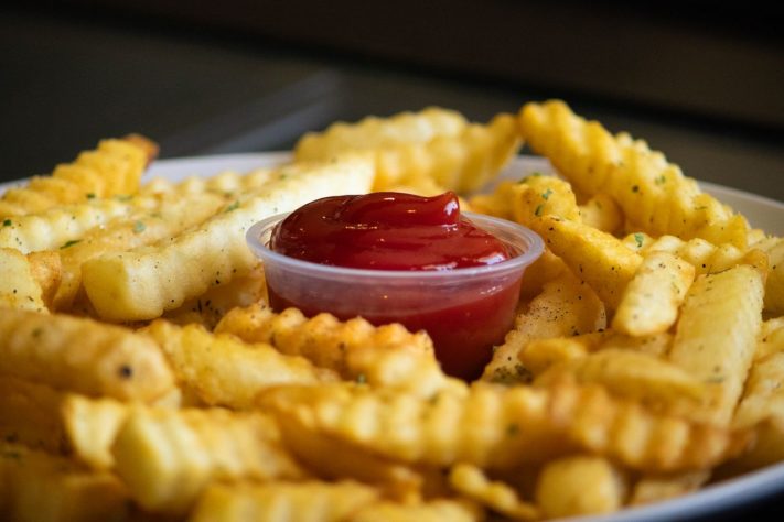 Ketchup, batata frita – Pexels/Jesus Carlon